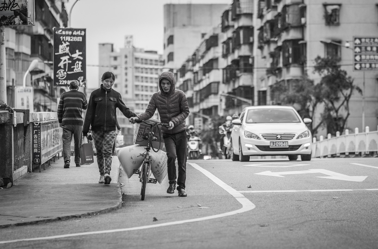 泰国普通人的生活水平这么高？泰国一个普通警察，靠自己的工作，家里有法拉利和兰博基尼，在曼谷有800平米别墅，泰国普通警察的生活水平揭秘，拥有法拉利、兰博基尼与豪华别墅的日常生活