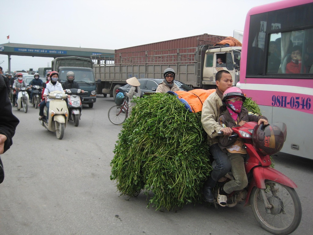 初六返程的人又堵在路上了，初六返程高峰再现，道路拥堵成常态