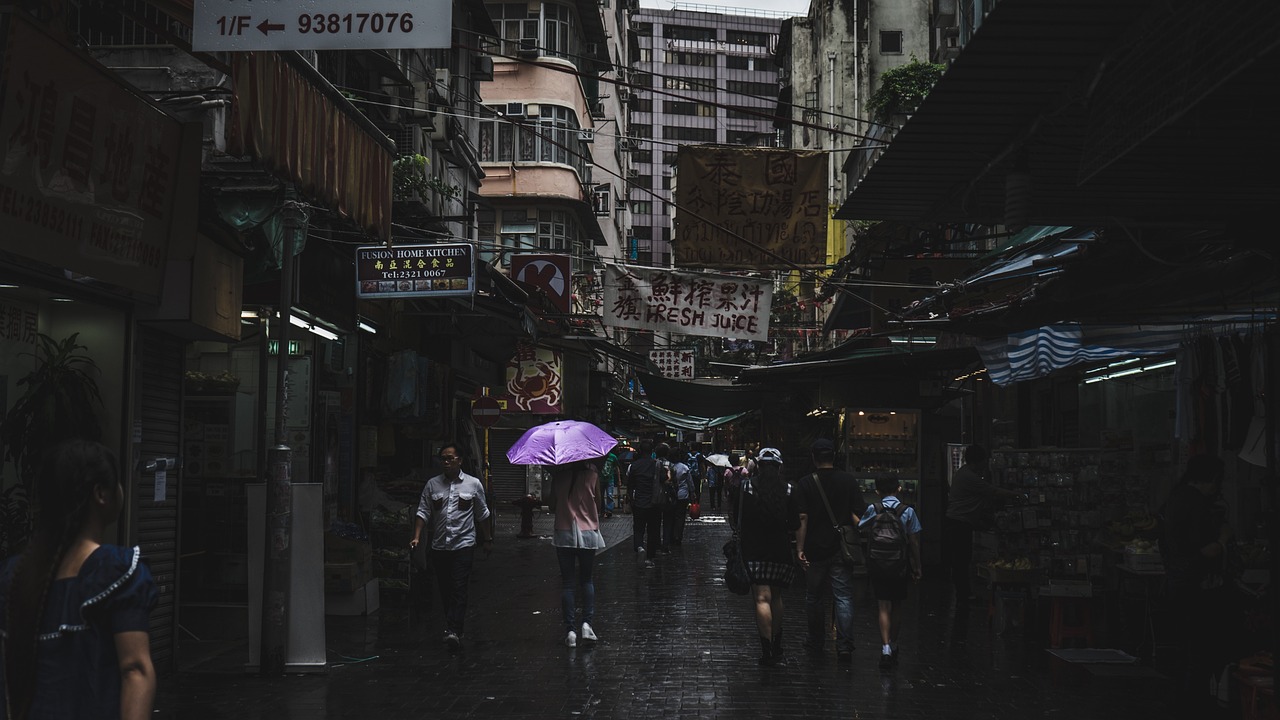 当地回应商铺被“撬锁开灯”，当地商铺遭遇撬锁开灯事件回应