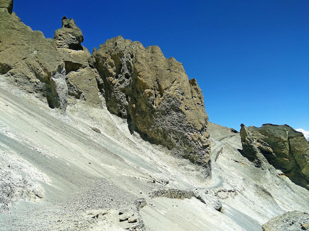 直击四川山体滑坡救援现场，四川山体滑坡救援现场直击