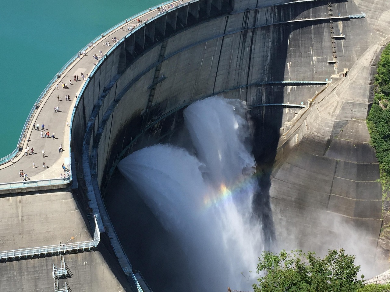 日本拆解福岛核污染水空罐，福岛核污染水空罐拆解行动启动